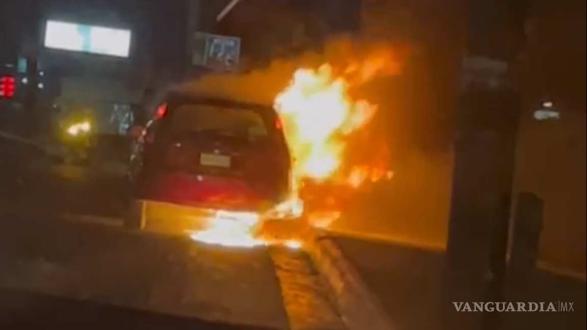 Choque múltiple en Nuevo León deja un automóvil incendiado