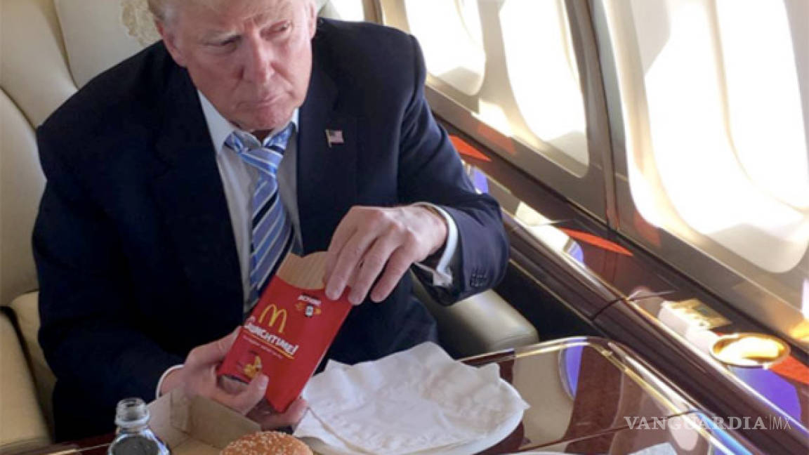 Donald Trump bebe 12 latas de Coca-Cola de dieta y gusta de la comida chatarra
