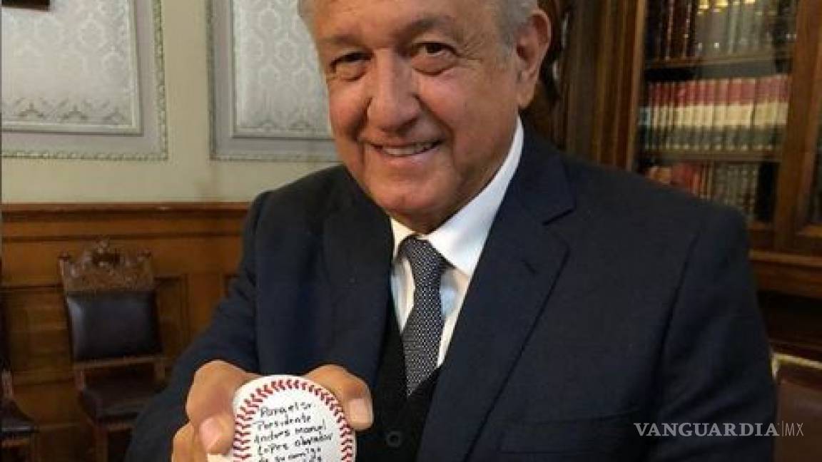 Jugador de los Dodgers le regala una pelota de beisbol a López Obrador