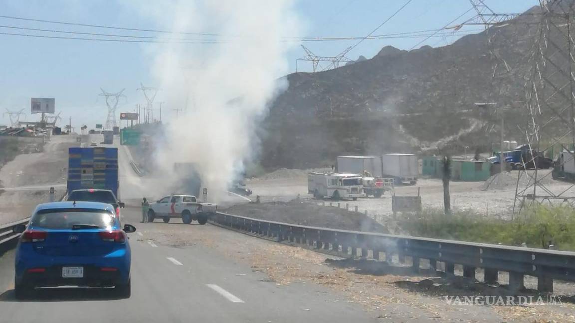 Tráiler sufre incendio y se consumen 40 toneladas de alfalfa en carretera Monterrey-Saltillo