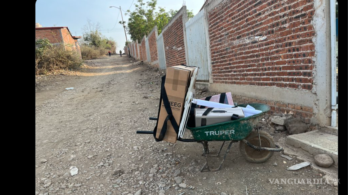 $!Con boletas en una carreta y persignándose llega funcionaria de Irapuato a abrir casilla: ‘Que todo vaya en paz’