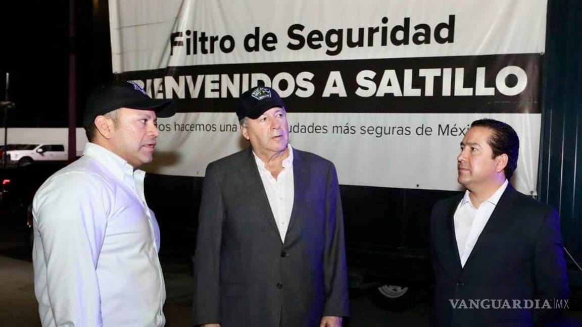 $!El alcalde José María Fraustro Siller (centro), dio instrucciones para reforzar la seguridad en la ciudad durante las vacaciones de verano.