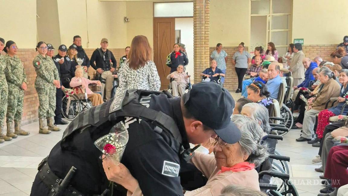 Policías de Saltillo celebran a las madres con flores, música y cercanía