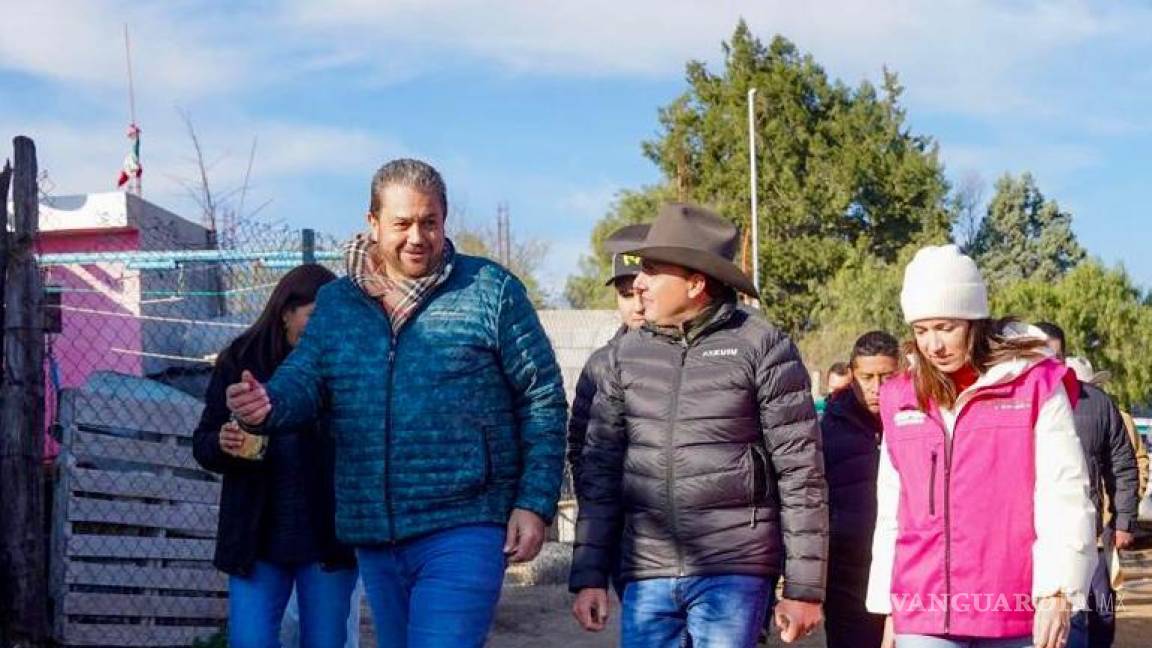 Llevan Manolo y el Alcalde de Ramos Arizpe, cobijas y alimentos al ejido San Miguel