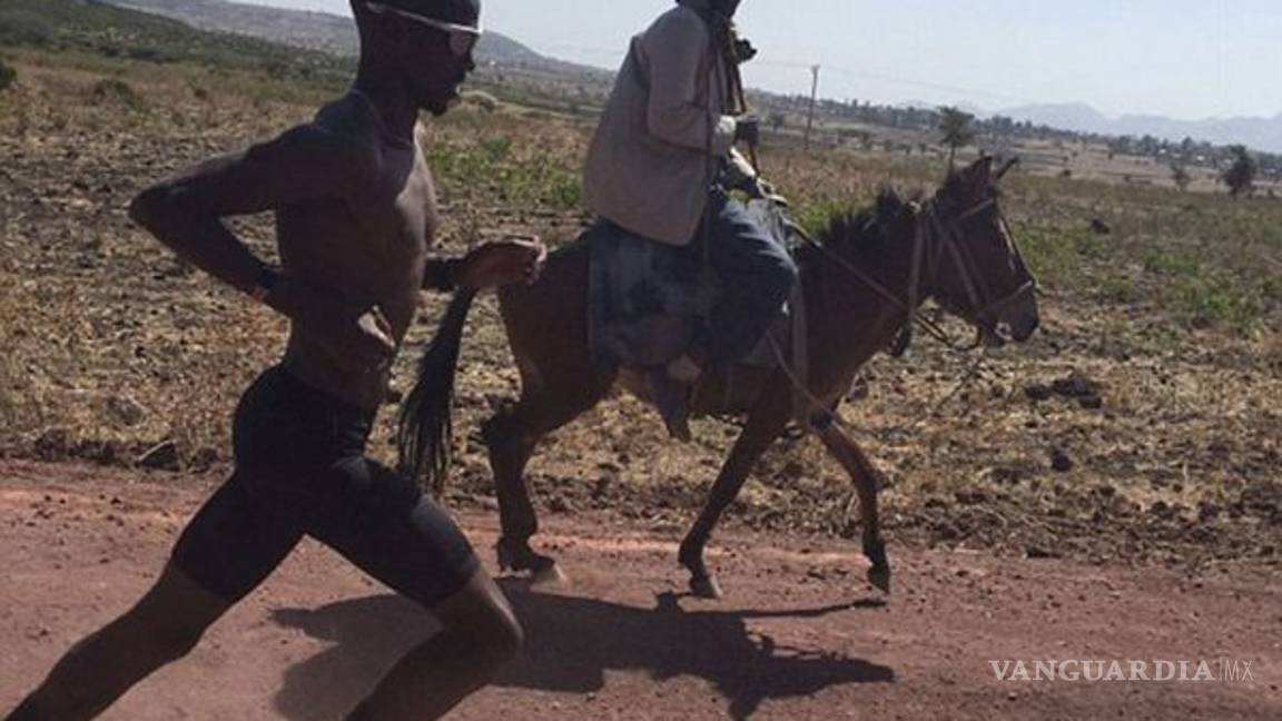 $!Bajo un intenso sol y rodeado de animales, el entrenamiento de uno de los mejores atletas del mundo