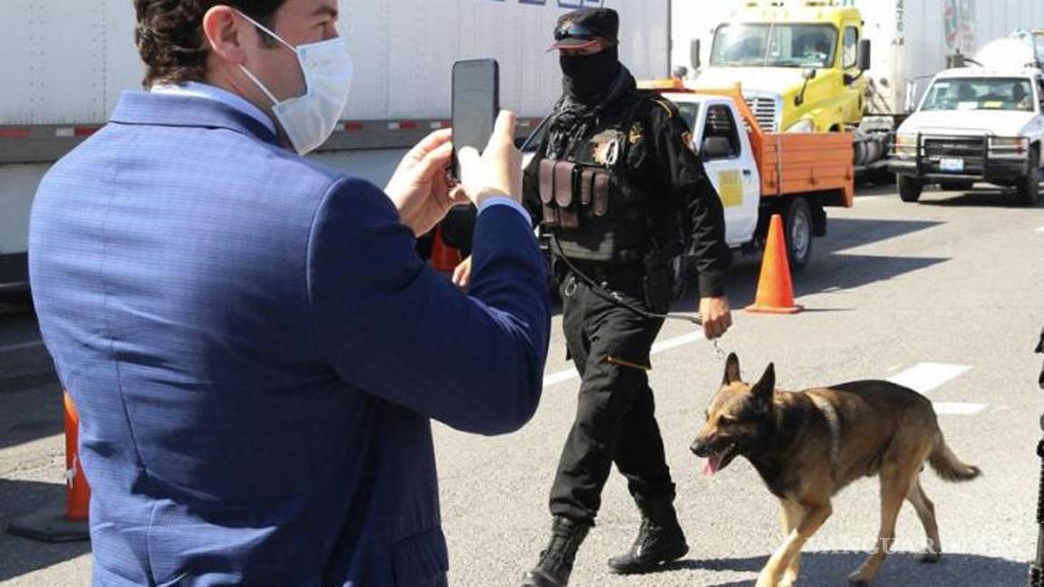 $!Samuel García, en el lugar de las largas filas de tractocamiones rumbo a EEUU.