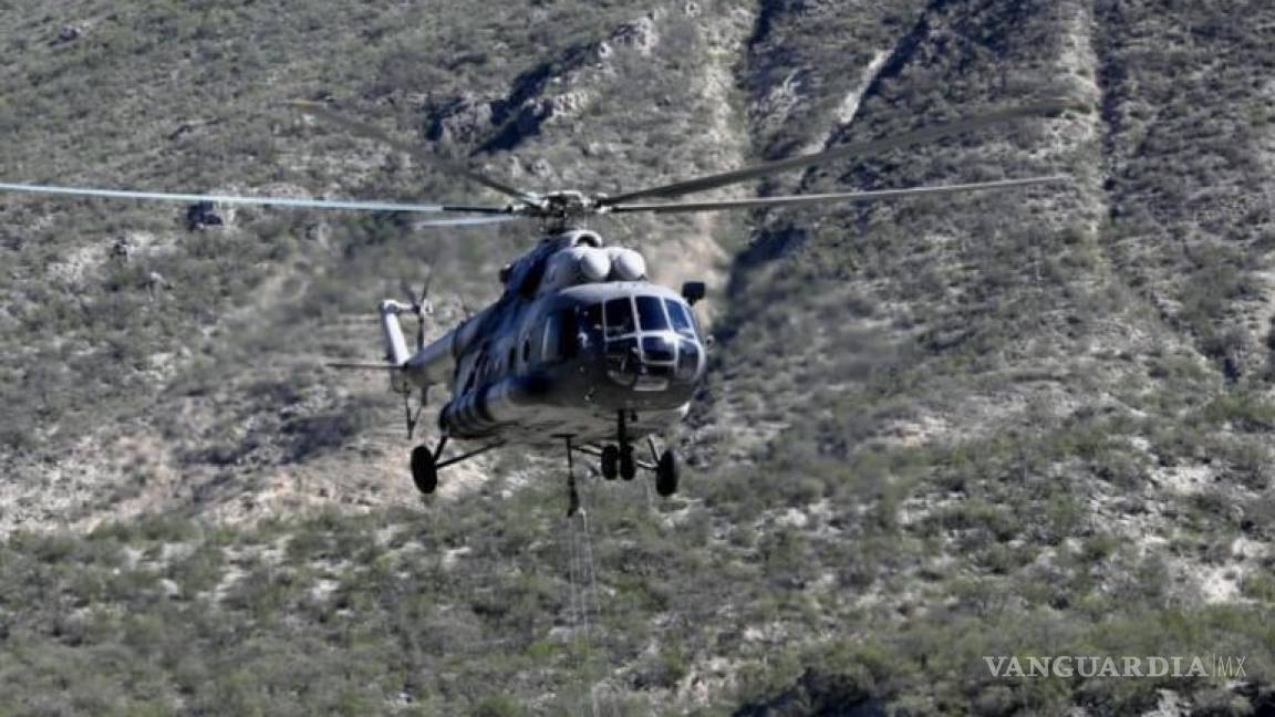 Con helicóptero de la GN, refuerzan ataque aéreo contra incendio forestal en Santa Catarina, Nuevo León