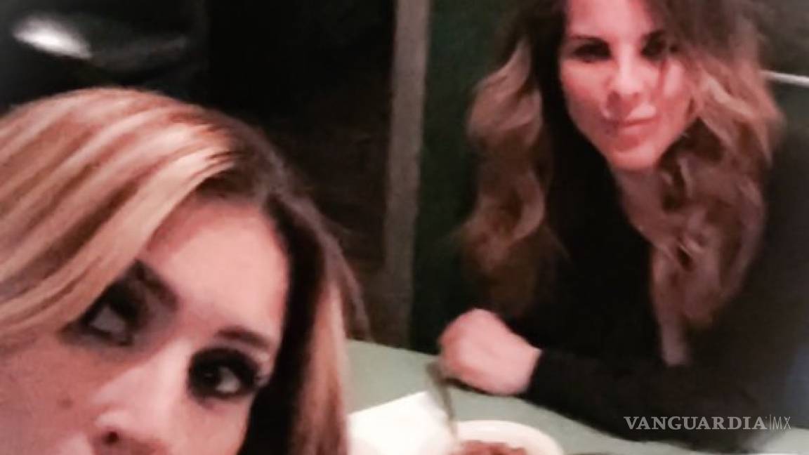 Kate del Castillo reaparece en público, la captan en restaurante de Los Ángeles (video)