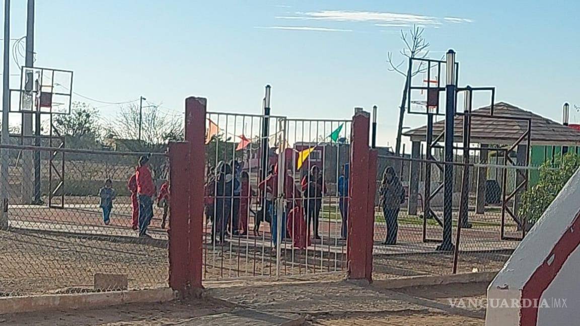 Maestra alega ser retenida por padres de familia en escuela de Ramos Arizpe; Sedu lo niega
