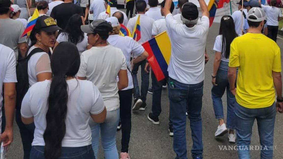 Miles marchan en Colombia contra Petro y sus reformas
