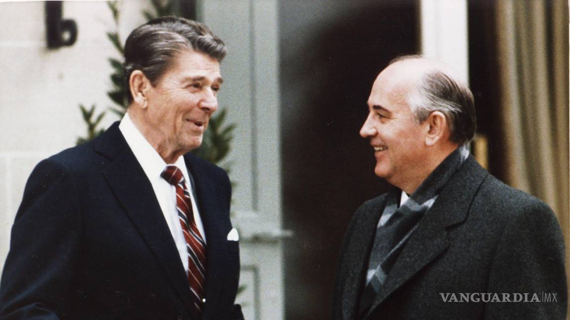 $!El presidente Ronald Reagan y el líder soviético Mikhail Gorbachev frente a la vila Fleur D’Eau en Versoix, cerca de Ginebra, Suiza, el martes 19 de noviembre de 1985.
