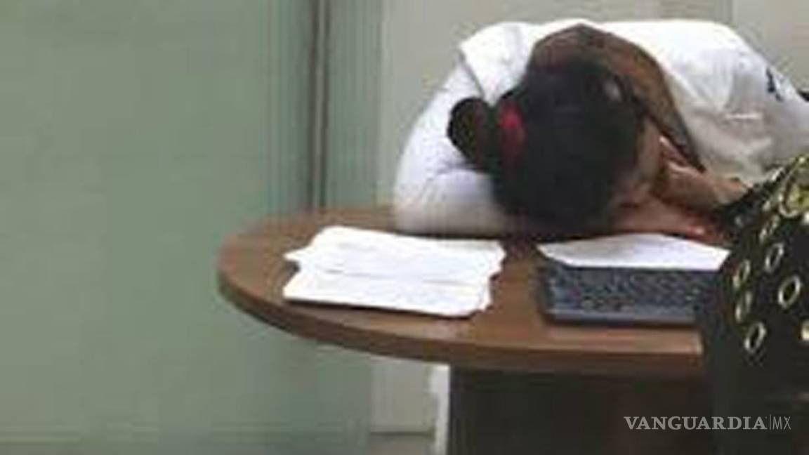 IMSS dice que doctora captada durmiendo en clínica de Coahuila tenía 'permiso'