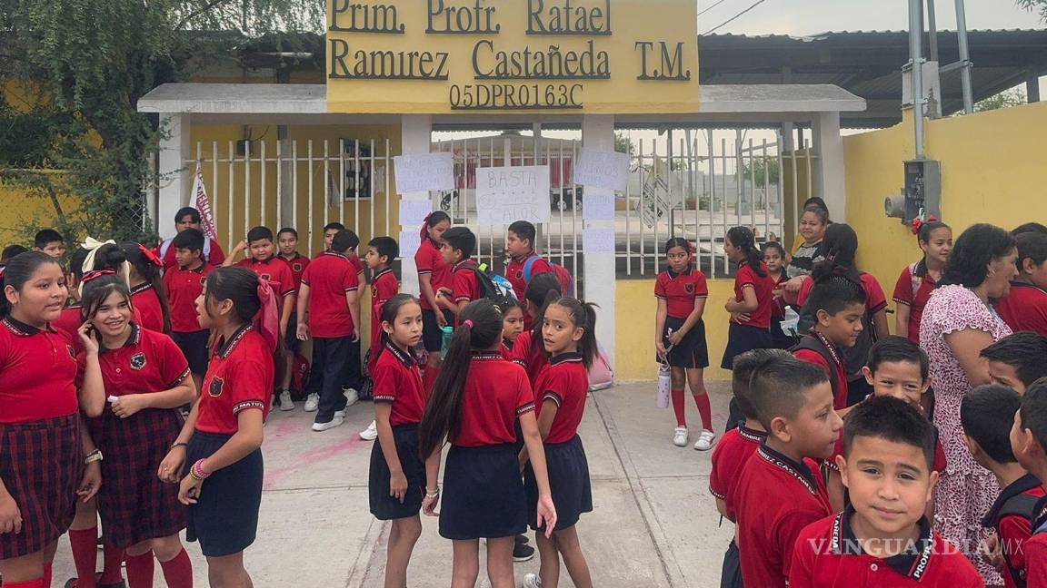‘No vamos a abrir la escuela’, exclaman manifestantes ante falta de clima en la primaria ‘Rafael Ramírez’ de Monclova