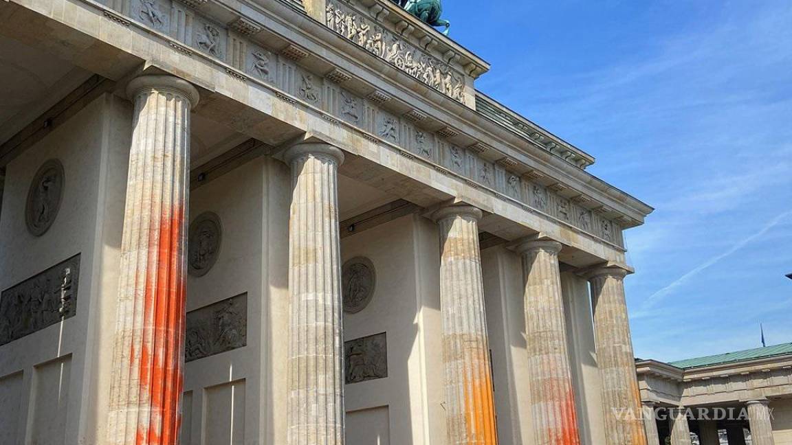 Activistas arrojaron pintura a la Puerta de Brandeburgo en Berlín, en protesta contra el cambio climático