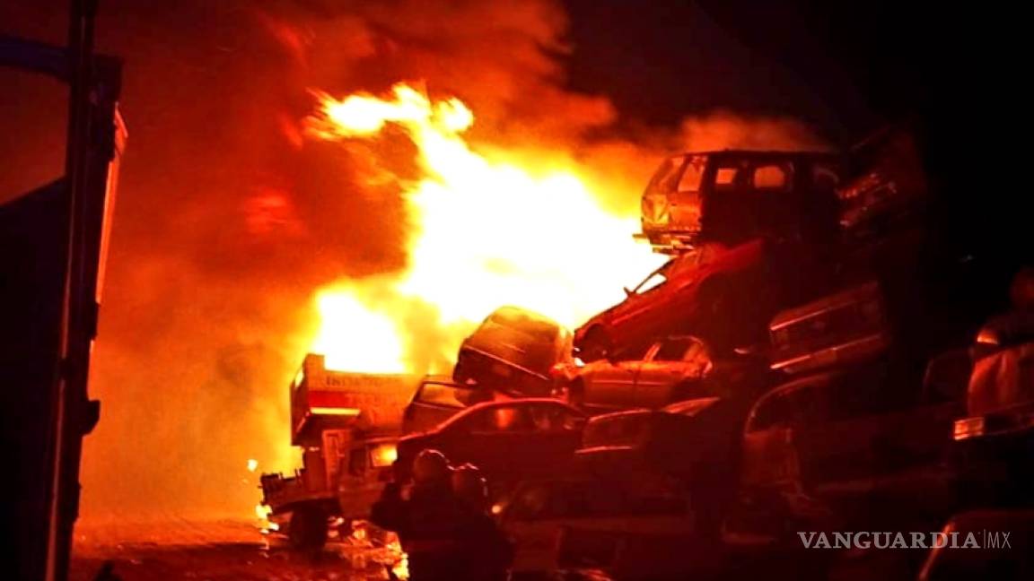Arden centenares de vehículos en corralón de “Grúas Laguna” en Torreón
