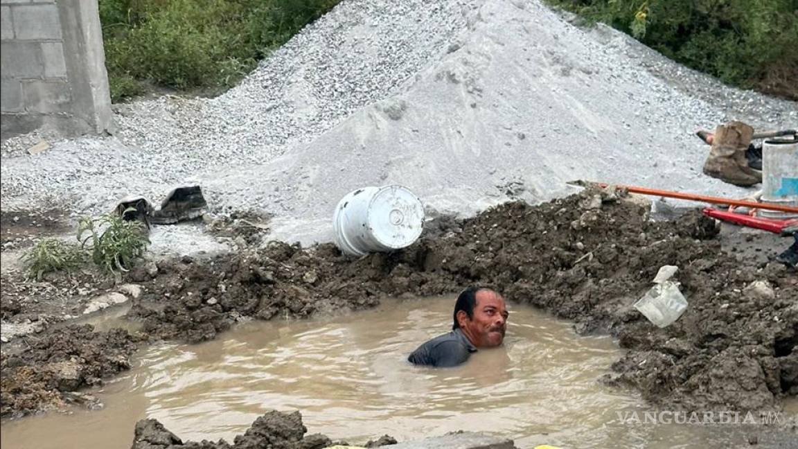 Saltillo: Megafuga de agua en la colonia Los Pinos; fue provocada por un camión materialista