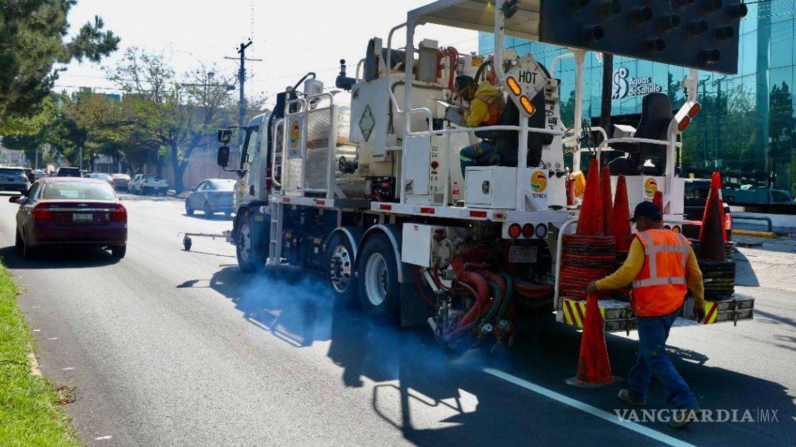 $!Trabajadores realizan los últimos detalles en el bulevar Venustiano Carranza, uno de los proyectos clave del 3er Maratón de Obras Saltillo Nos Une.