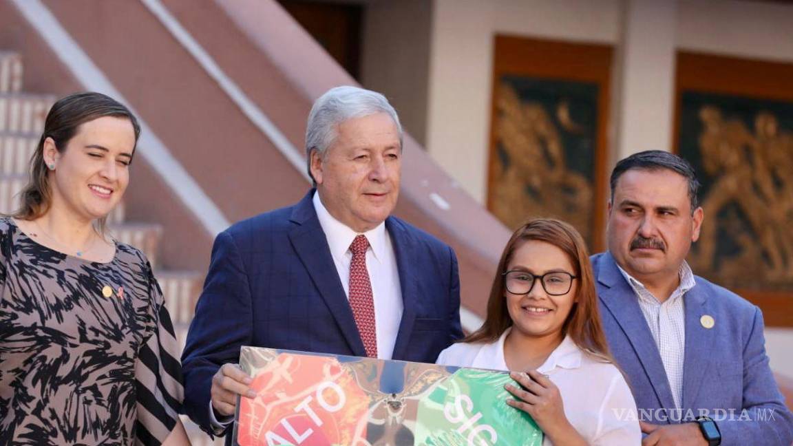 $!Autoridades de Saltillo hacen entrega de kits de identificación a los representantes de las escuelas, fortaleciendo el trabajo en equipo en la seguridad escolar.