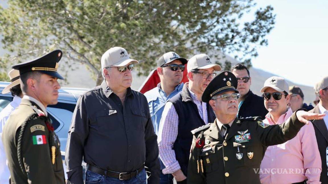 $!Autoridades locales y ciudadanía participan en la ceremonia, incluyendo a Mauricio González Puente, presidente del Patronato del Museo Batalla de la Angostura.
