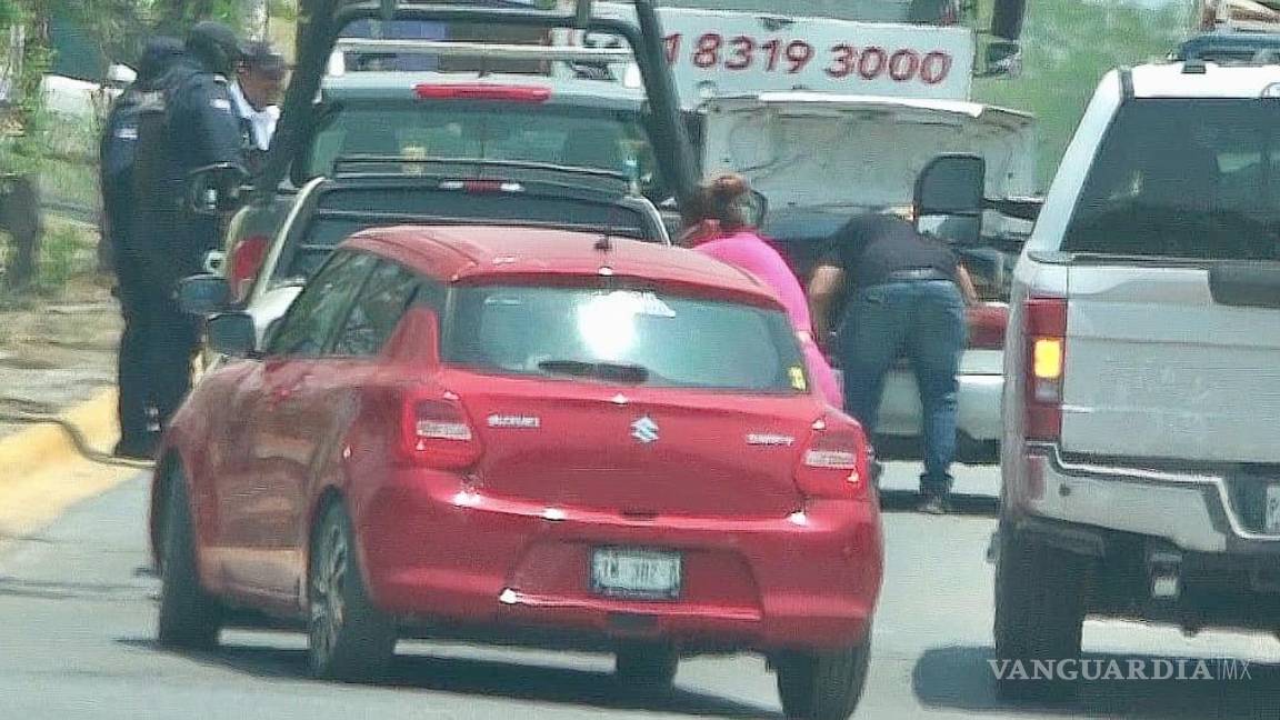 $!Momento en que policías de Santa Catarina abusan de su poder para detener a un colaborador de la campaña del candidato panista a la alcaldía.