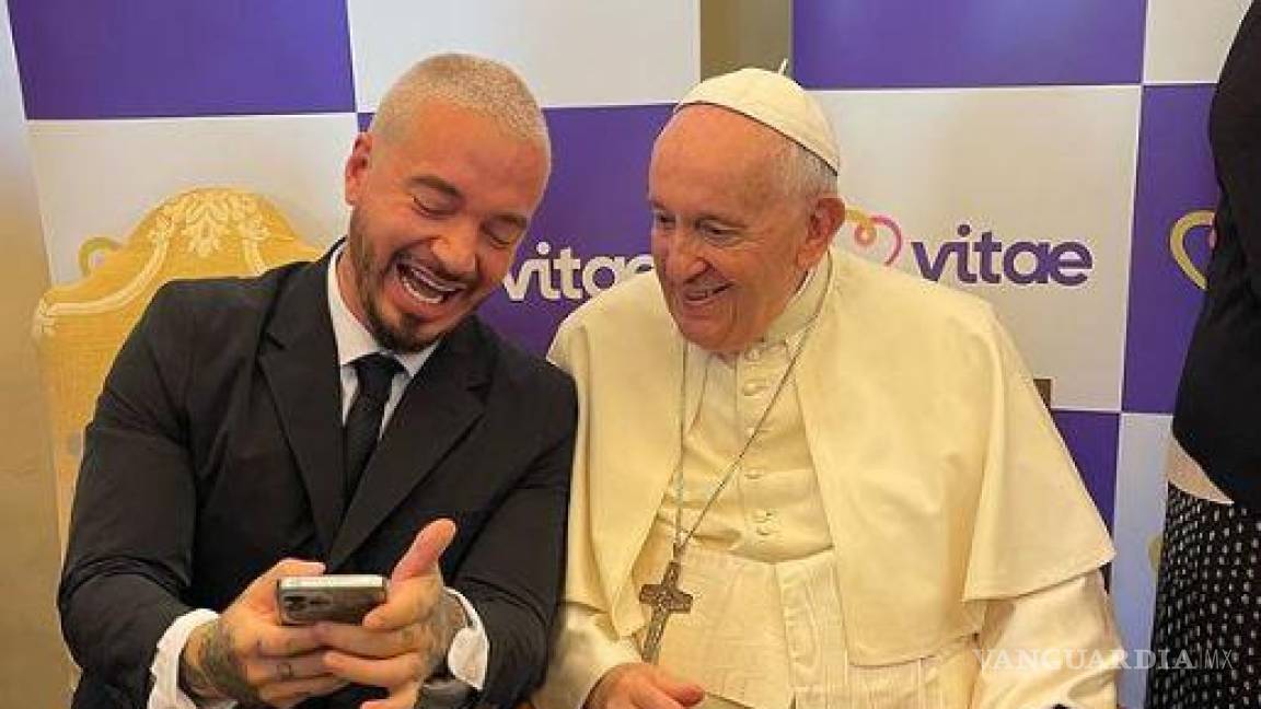 ‘Lleva’ J Balvin reguetón al Papa Francisco; el pontífice tiene reunión con artistas latinos en El Vaticano