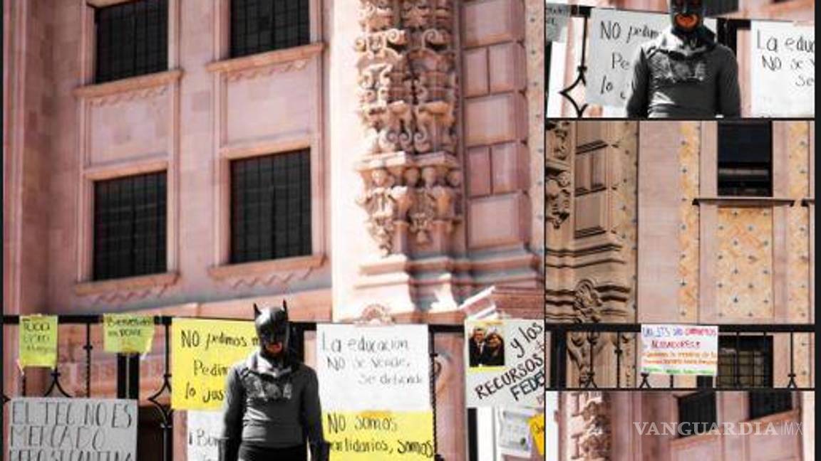 $!Un individuo vestido como Batman, el legendario superhéroe de los cómics, se unió simbólicamente a la protesta en el Tec de Saltillo.