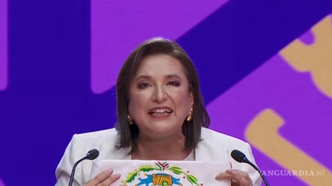 $!Gálvez causó polémica al mostrar la bandera de cabeza; en redes señaló que es una forma de protestar por la situación que priva en el país.