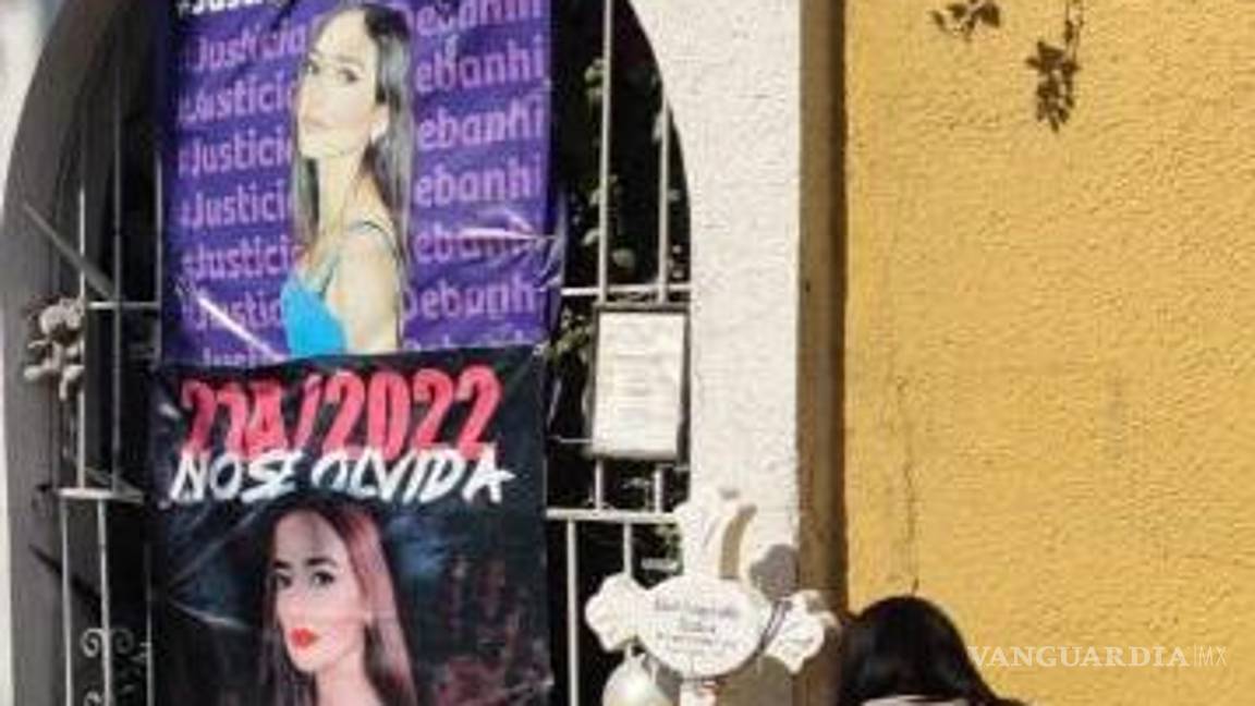 $!Los padres de Debanhi Susana Escobar Bazaldúa acudieron a limpiar y colocar ofrendas florales al sitio en donde fue hallado su cuerpo