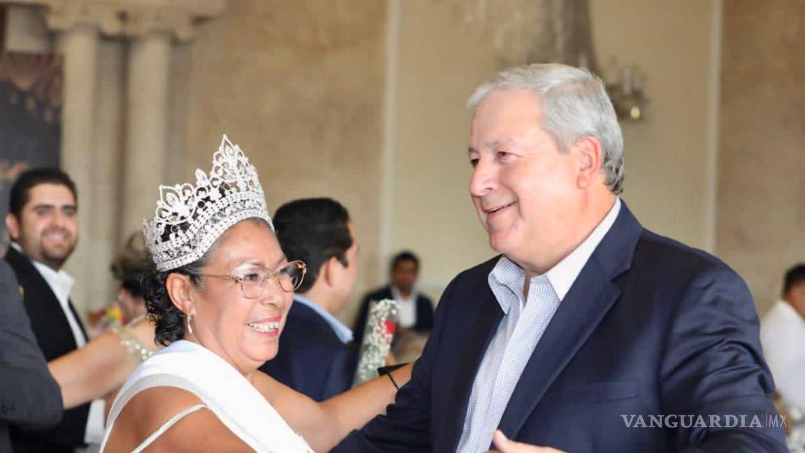 Coronan a Manuela Rodríguez, nueva reina del Adulto Mayor de Saltillo