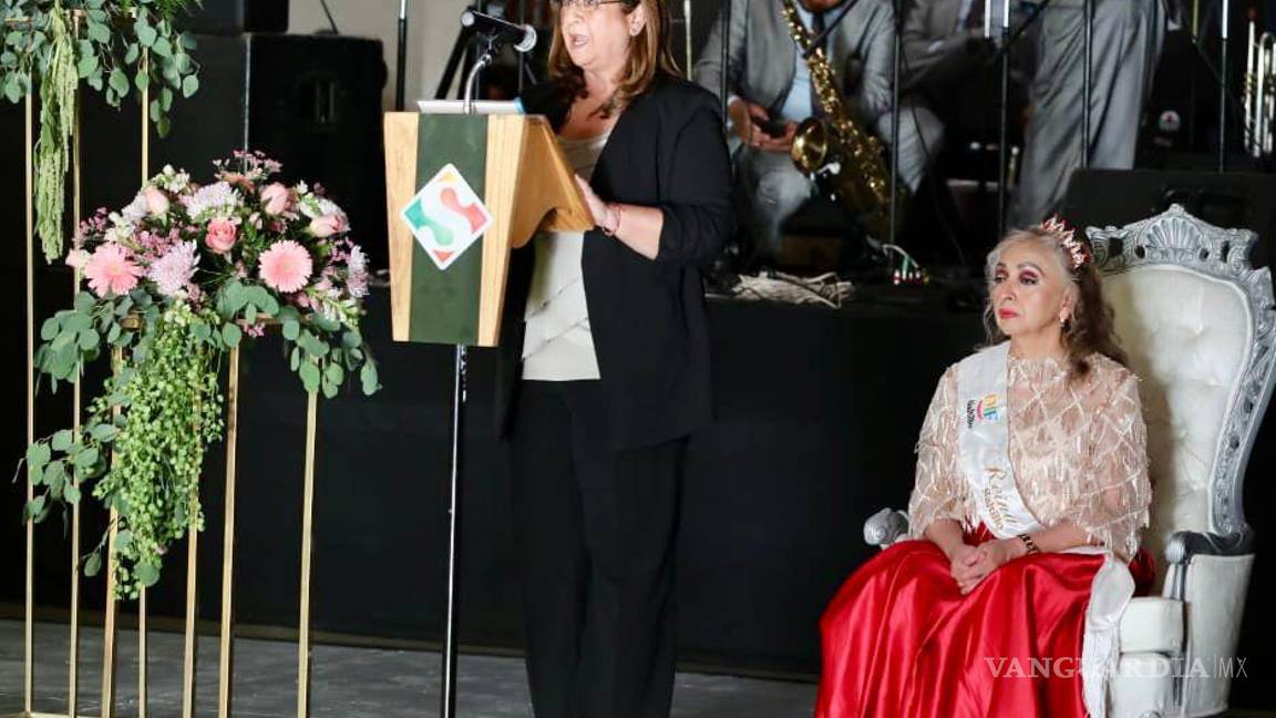 $!Corona Municipio y DIF Saltillo a María Trinidad como reina de los adultos mayores