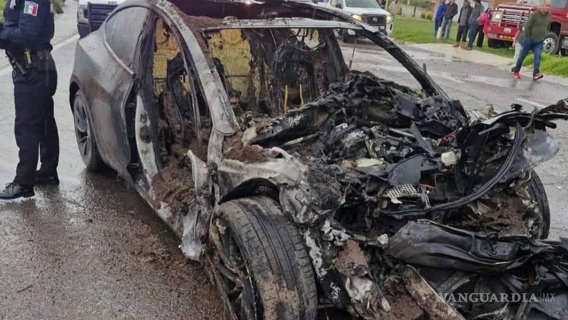 Conductor de un Tesla provoca terrible choque en Tlaxcala, mueren tres personas calcinadas