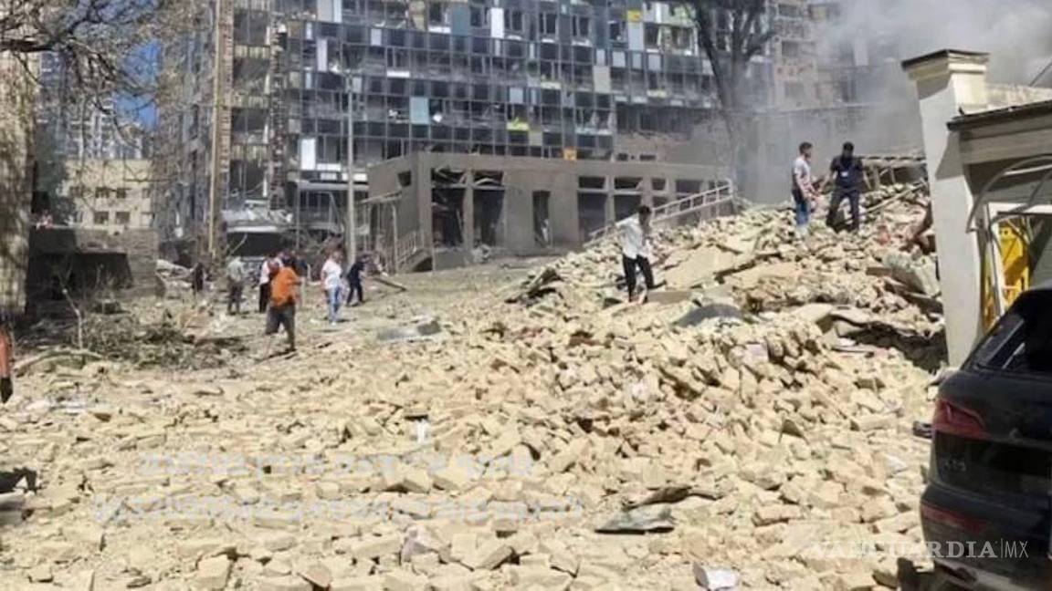 $!Rusia ataca con misiles a Ucrania y destruye hospital infantil, mueren al menos 31 personas