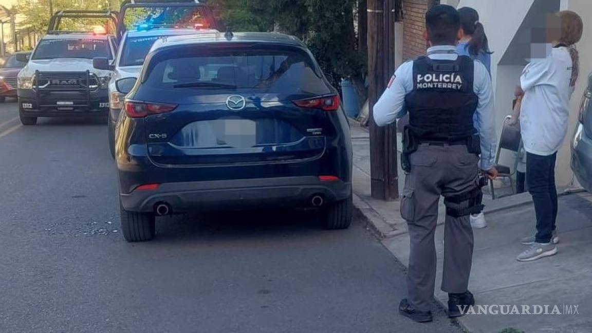 Rescatan policías de Monterrey a bebé encerrada en camioneta