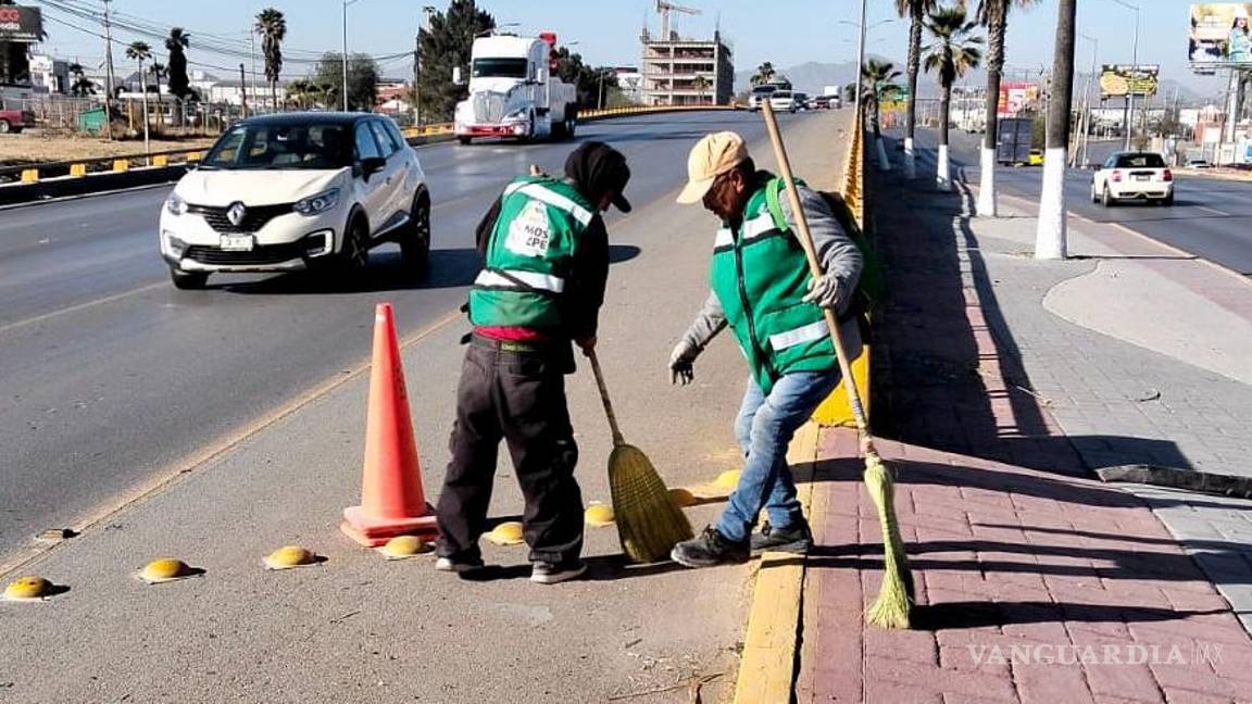 $!El alcalde Tomás Gutiérrez Merino supervisó los trabajos de limpieza realizados por las cuadrillas de Ola Verde en diversas colonias de Ramos Arizpe.