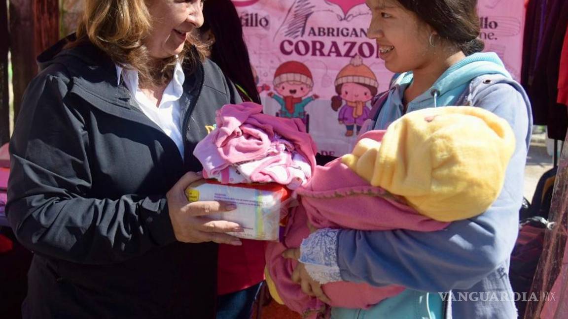 $!Beatriz Dávila de Fraustro, directora general del DIF Saltillo, participó personalmente en la entrega de apoyos a los más necesitados.