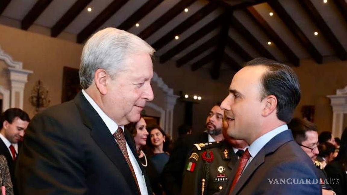 $!El gobernador Manolo Jiménez (D) felicitó a Chema Fraustro por sus logros al frente del Gobierno Municipal de Saltillo.