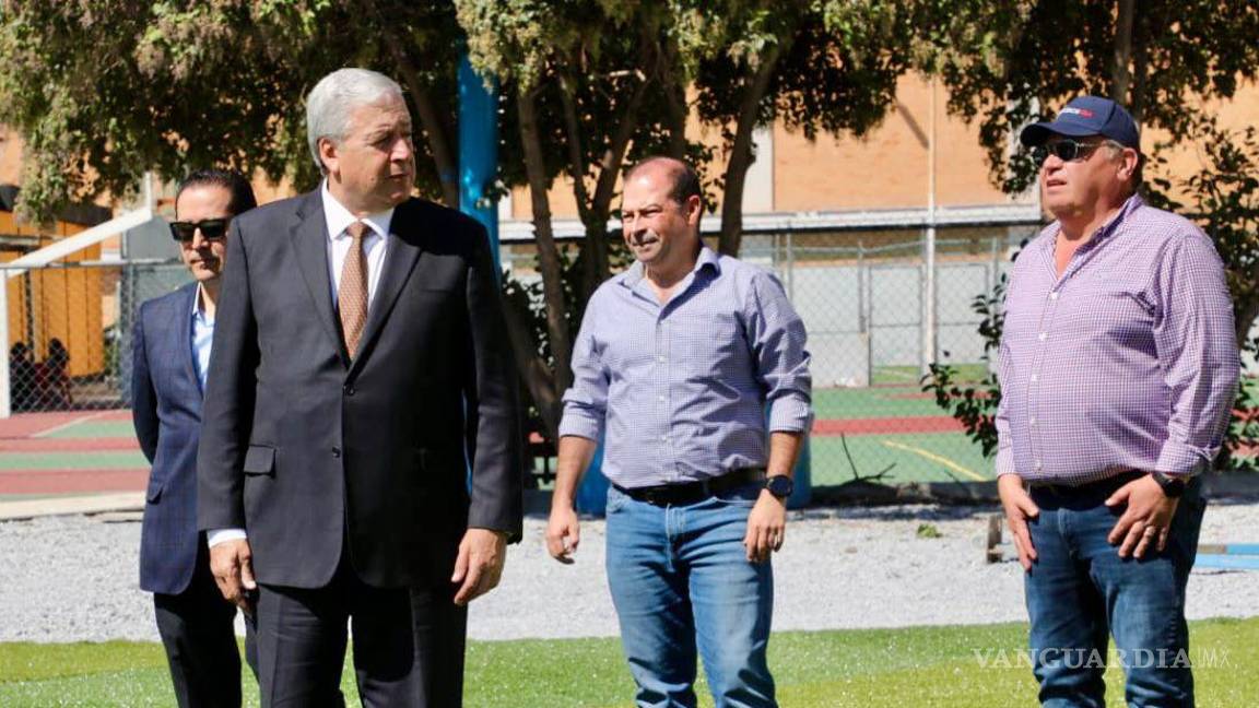 $!El alcalde José María Fraustro Siller, supervisó los avances de los trabajos de remodelación del campo de beisbol del Ateneo Fuente.