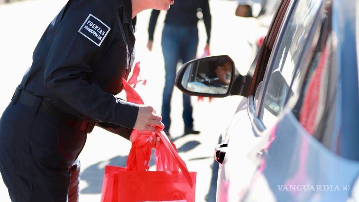 $!Agentes de tránsito proporcionarón asesoramiento sobre señales de tráfico y conducta segura en la vía pública.