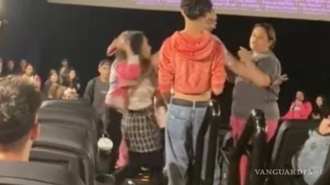 $!La madre respondió a la mención subiendo las escaleras y empujando a la joven, quien intentó patearla