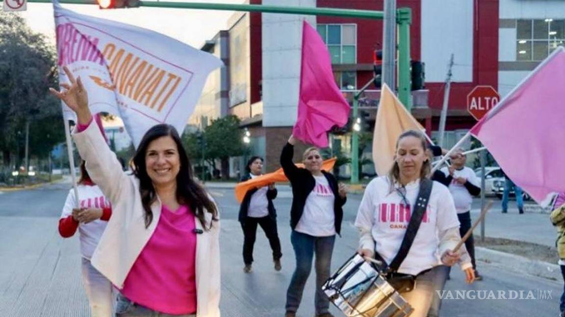 $!Lorenia Canavati, saludando con el sombrero ajeno de su jefe Samuel García en busca de la alcaldía de SPGG. Por cierto, nadie la hace vestirse de naranja.