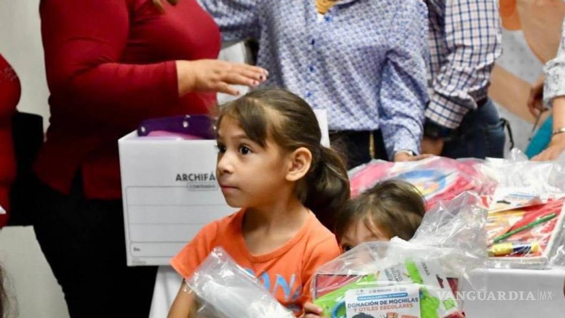 $!Los niños recibieron un buen apoyo para iniciar con el pie derecho su nuevo ciclo escolar.