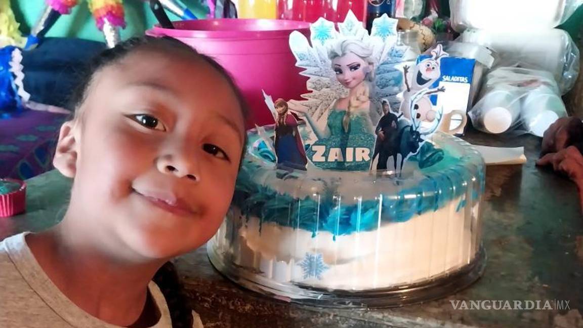 $!La madre señaló que esa tarde varios benefactores llevaron hasta su casa regalos y piñatas, incluso alguien donó un show de Bely y Beto, además, agregó, una familia llevó un refresco, pastel y ropa.