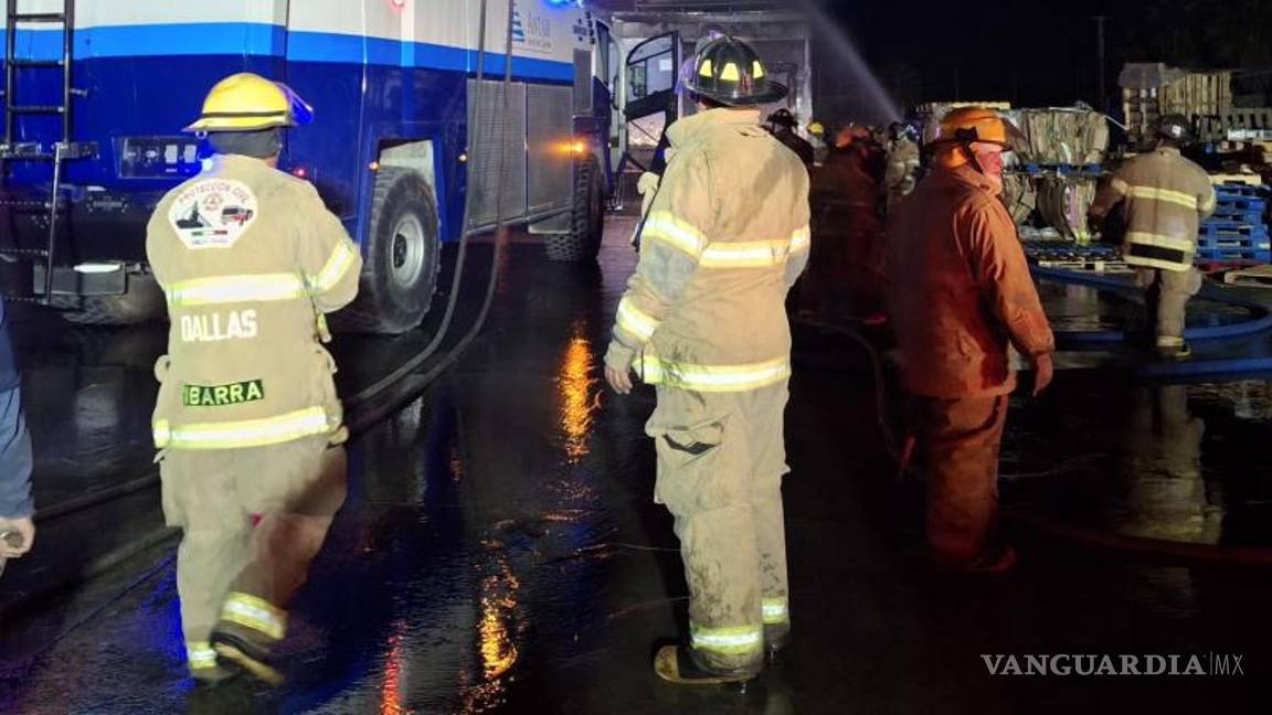 $!Bomberos de Monclova y Frontera trabajaron por más de ocho horas para sofocar el incendio que redujo a cenizas la tienda Bodega Aurrera en Frontera, Coahuila.