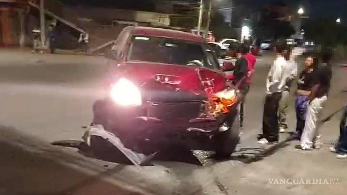 $!La camioneta fue empujada por los jóvenes tras el choque.