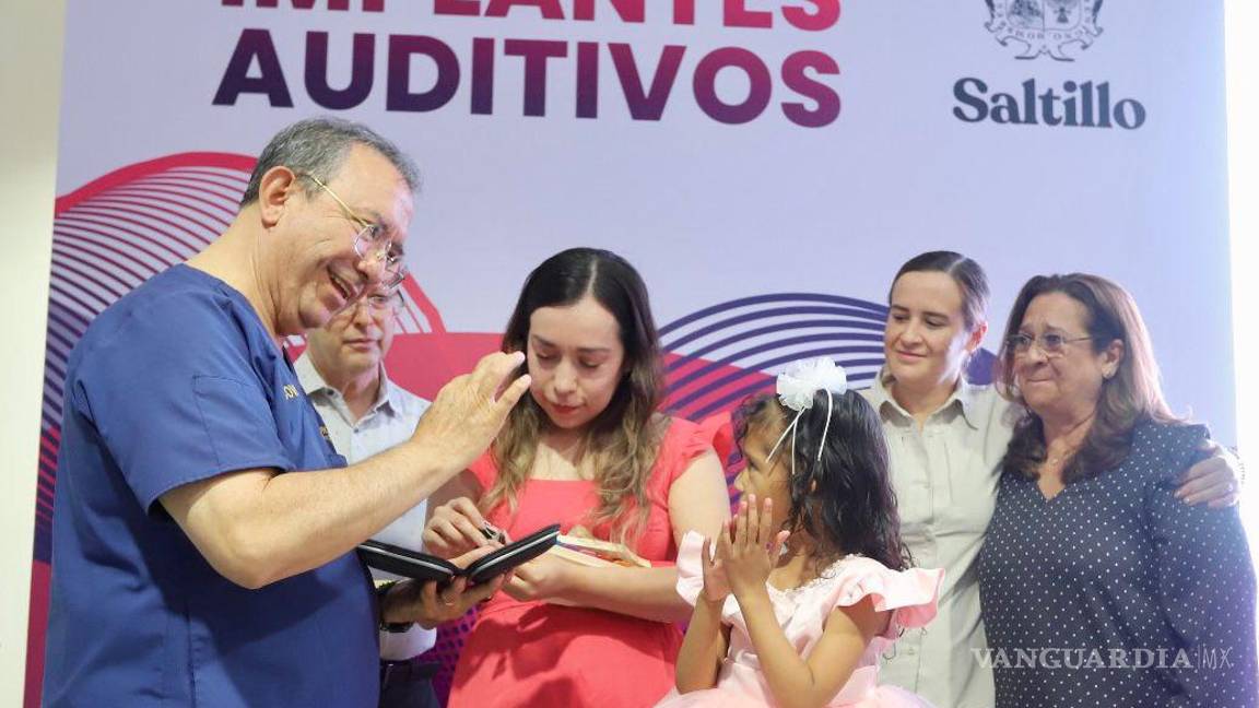 $!El doctor Marcelino Covarrubias Tavera explicando a las familias el funcionamiento de los implantes cocleares y otros dispositivos auditivos.