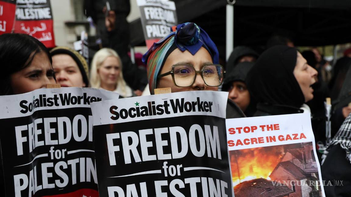 $!Manifestantes pro palestinos realizan una vigilia en las afueras de Downing Street en Londres, para mostrar su solidaridad con el pueblo de Gaza.