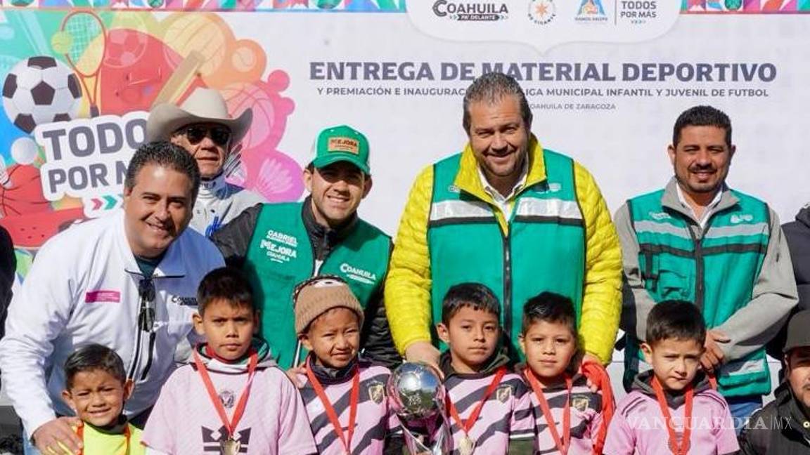 Ramos Arizpe: Entregan material deportivo a equipos de la Liga Municipal Infantil y Juvenil de Fútbol