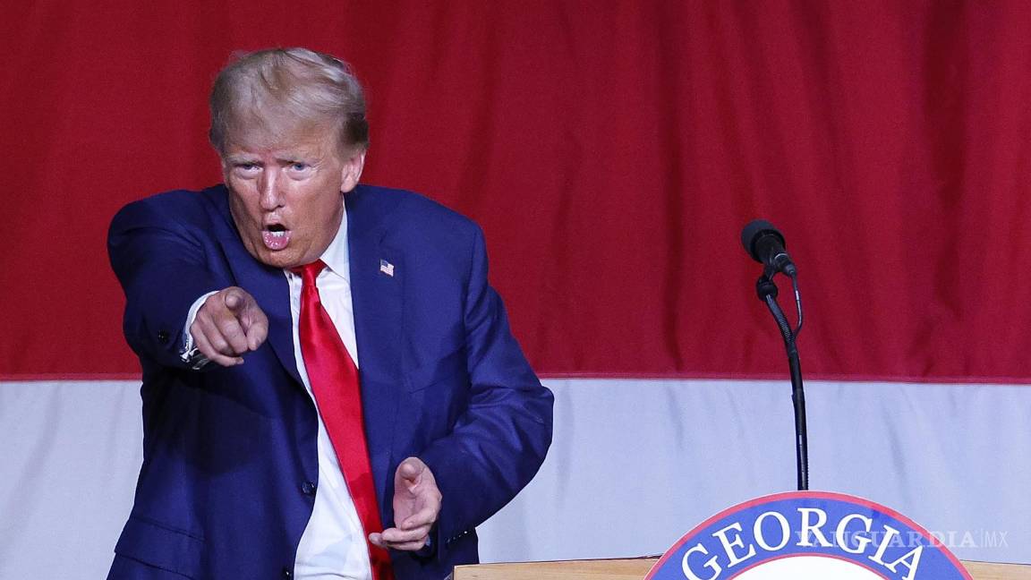 $!El expresidente y candidato presidencial republicano Donald Trump reacciona cuando se va después de hablar en la Convención Estatal GOP de Georgia.