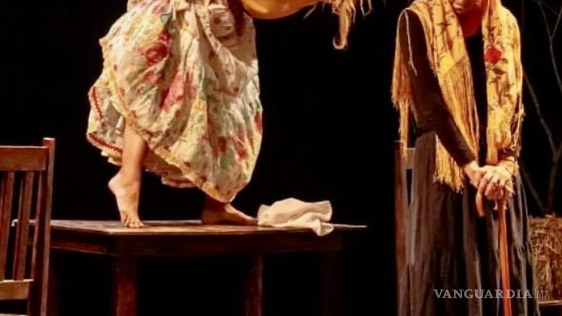 $!Balbina Sada y Fernanda Reyes en una escena de la obra de teatro “Embrujo”.