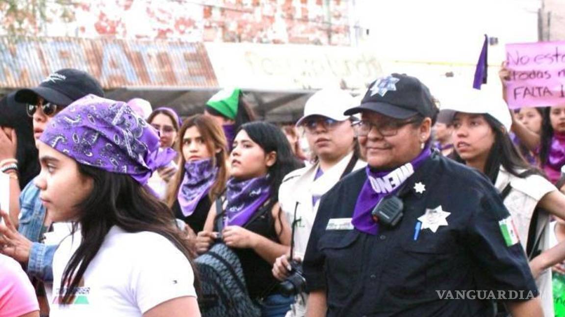 $!La marcha feminista recorrió el centro de Torreón con pancartas y consignas.